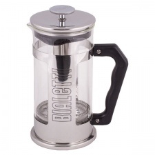 French Press/kafitiéra oddělí sedlinu od nápoje a tak si můžete 